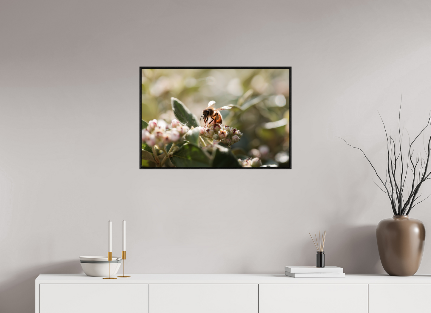 75 x 50 cm, Plexi et cadre américain Abeille à la lumière