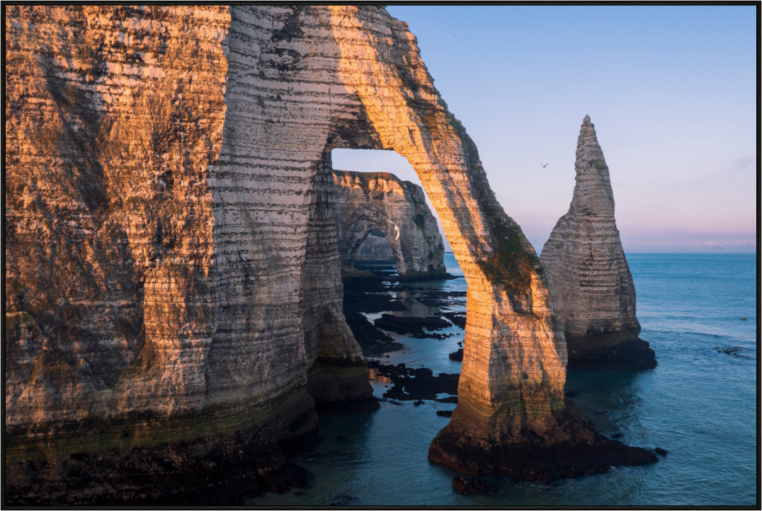 Main image Lumière dorée sur l’arche d’Étretat