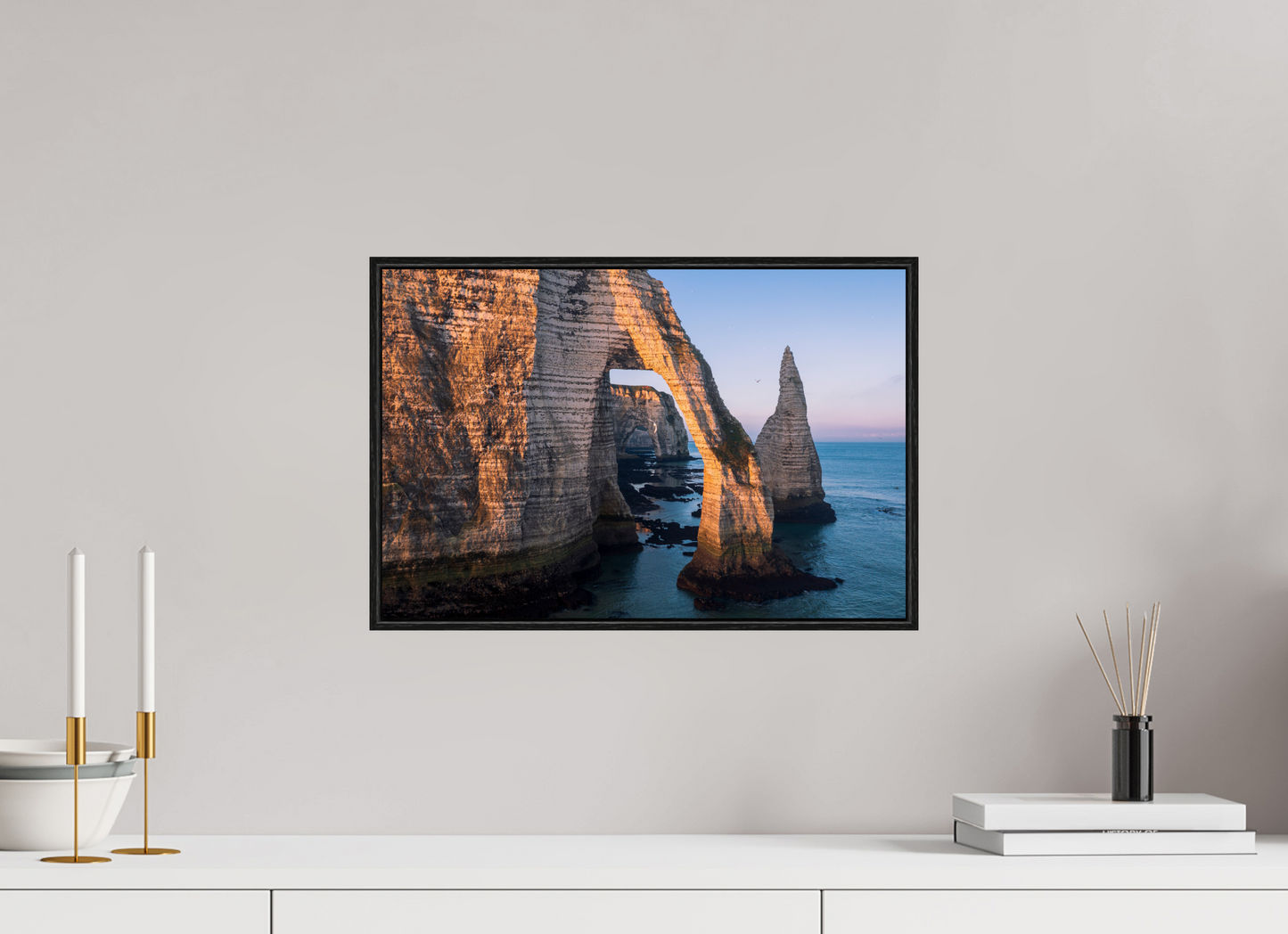 45 x 30 cm, Plexi et cadre américain Lumière dorée sur l’arche d’Étretat