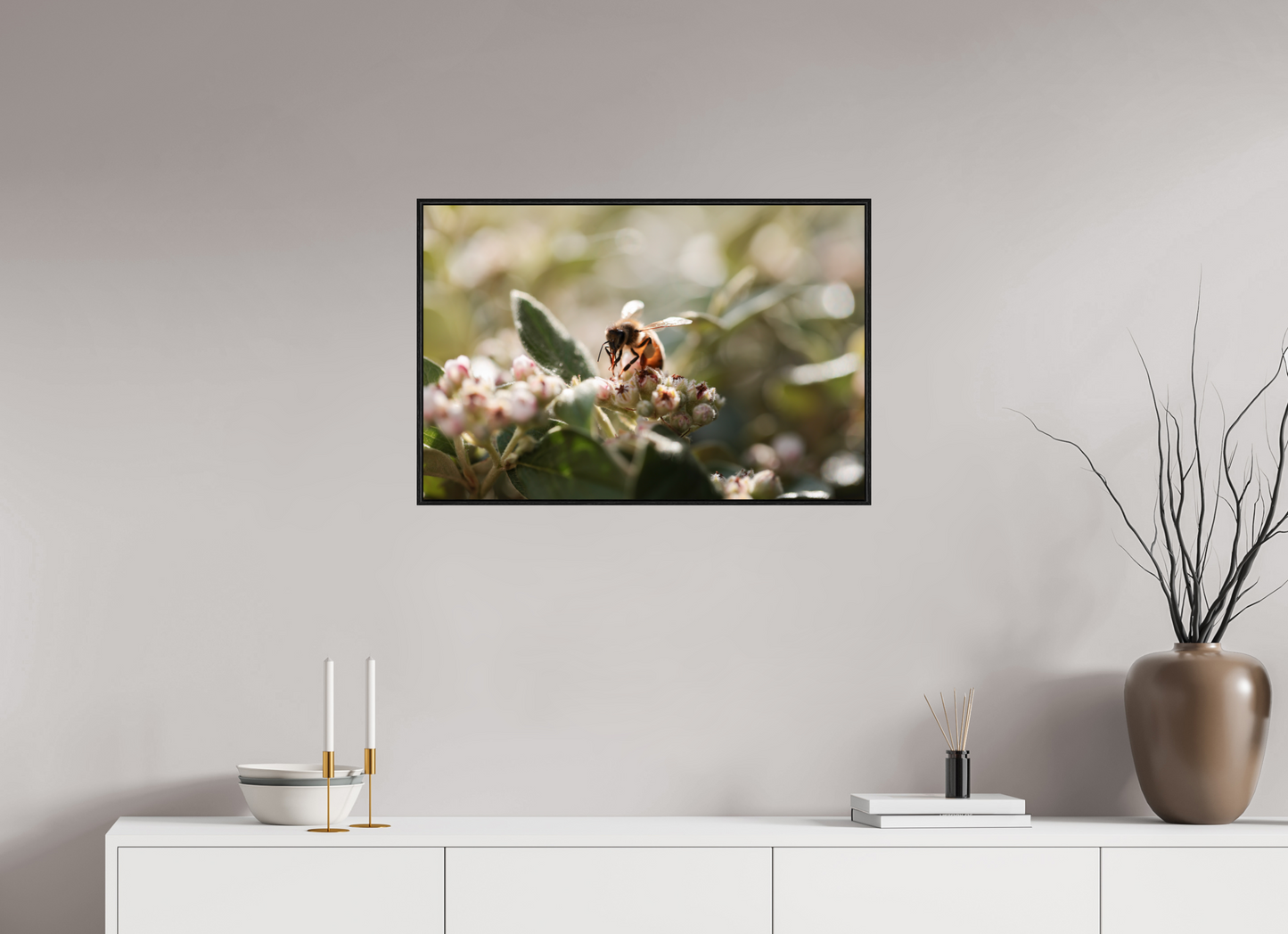 75 x 50 cm, Alu et cadre américain Abeille à la lumière