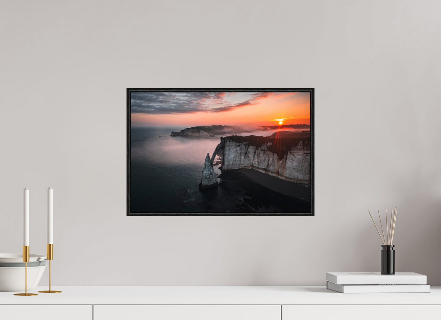 45 x 30 cm, Plexi et cadre américain Aube sur les Falaises d'Aval d'Etretat
